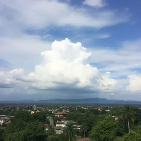 céu parcialmente limpo
