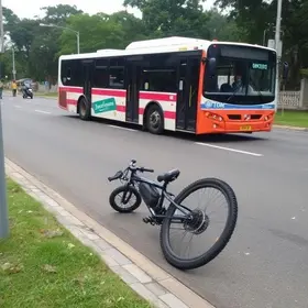 ciclista derrapa e cai sob ônibus em Itatiba